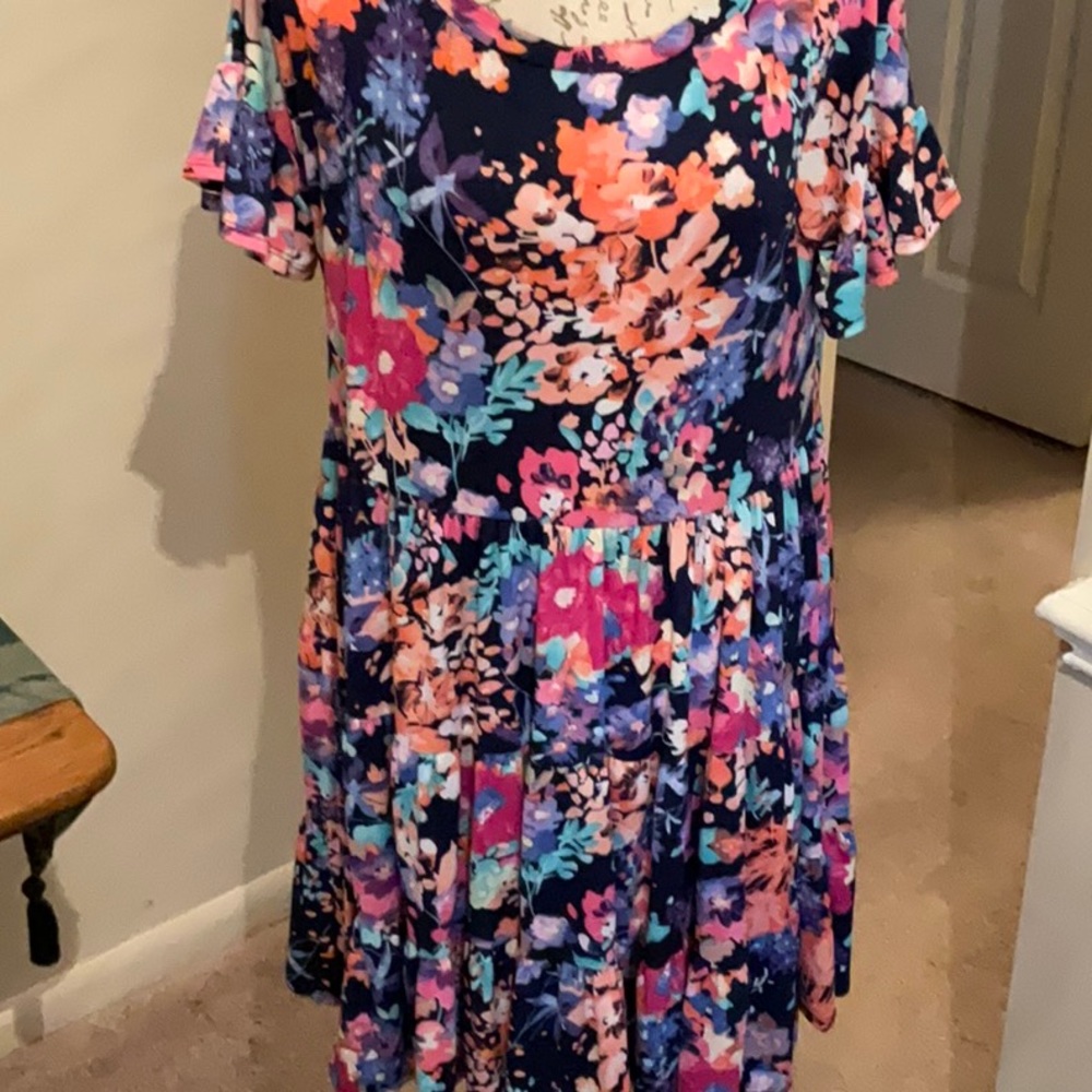143 story brand. Floral dress. Gorgeous fabric. P To P 20  1/2”